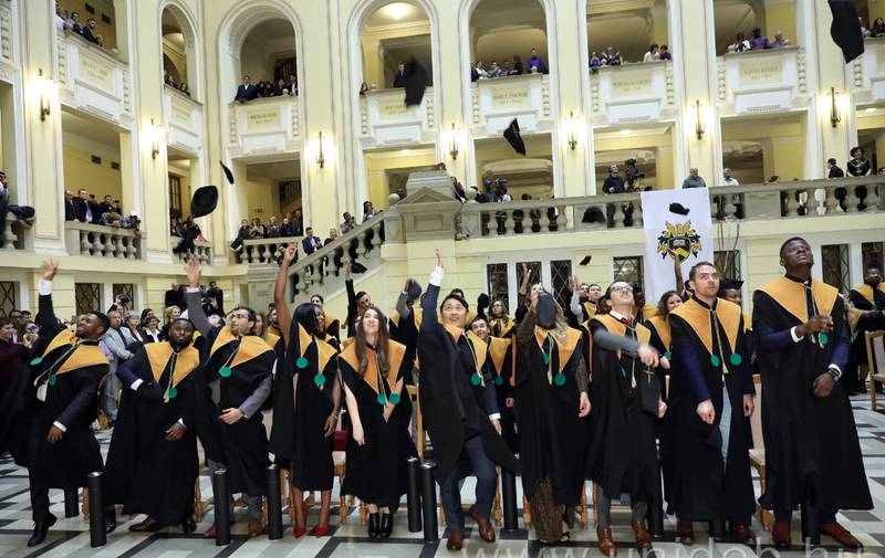 Kezdődnek a diplomaosztók a Debreceni Egyetemen - Online is követhetjük az eseményeket