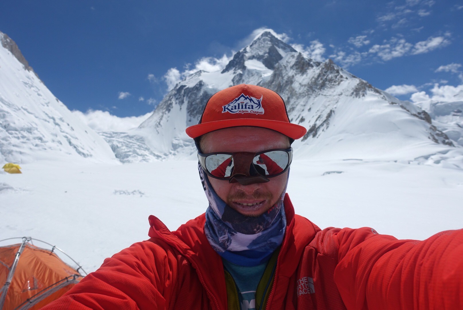 Pénteken a 8080 méteres Hidden Peak csúcsán állhat a nagyváradi Varga Csaba