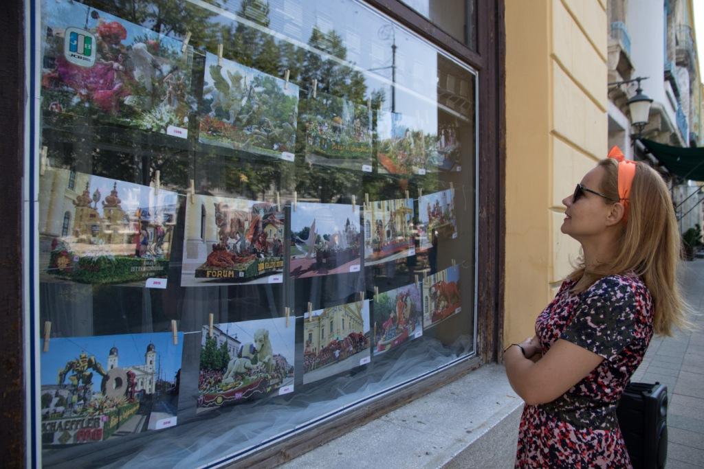 50 év 50 kirakata: virágba öltöznek Debrecen belvárosi üzleteinek kirakatai