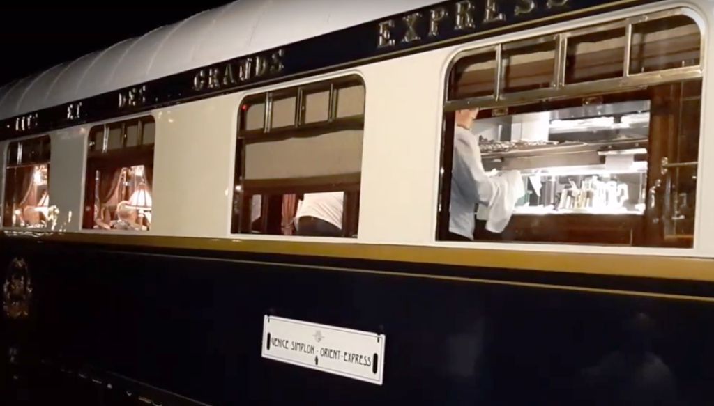 Befutott Nagyváradra az Orient Expressz - Rajongói köszöntötték az állomáson