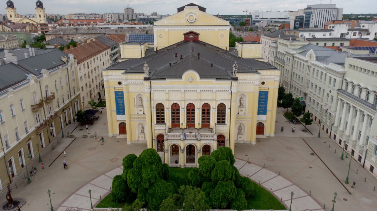 A debreceni Csokonai Színház felújítása miatt mégsem kell év közben költöznie a társulatnak