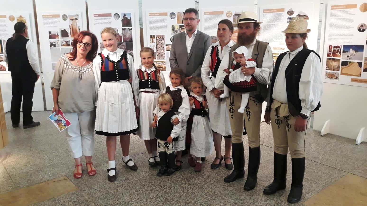 Esztány Erika, Esztány Zsolt és gyermekeik Csíkszentlélekről a Debreceni Virágkarnevál tiszteletbeli nagykövetei