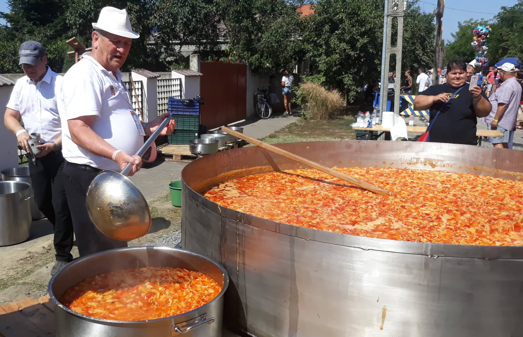Megkóstoltuk a gigalecsót Esztáron - A főzőverseny Aranybogrács-díját a Paptamási Négyes kapta