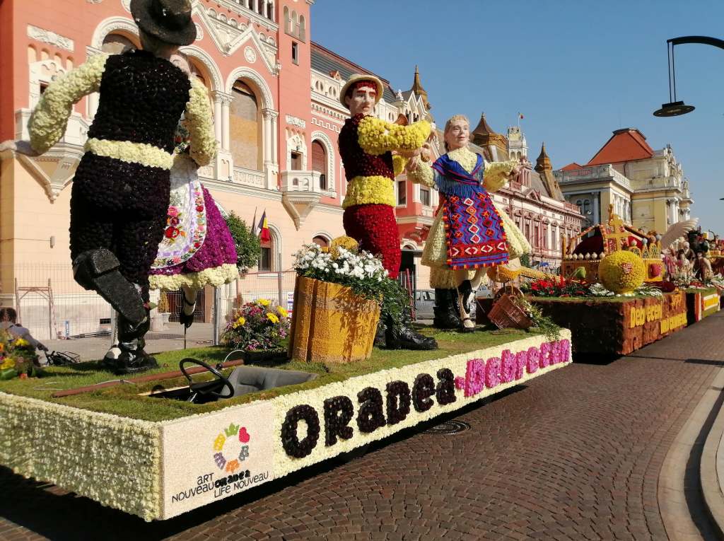 Megérkeztek Nagyváradra a Debreceni Virágkarnevál virágkocsijai