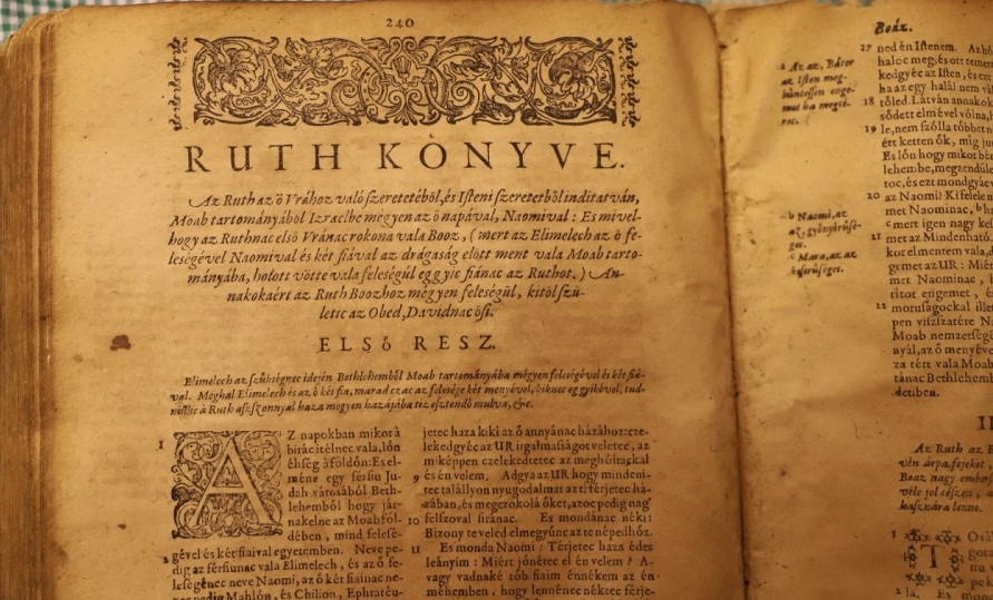 Különleges bibliát kapott ajándékba a Tiszántúli Református Egyházkerület