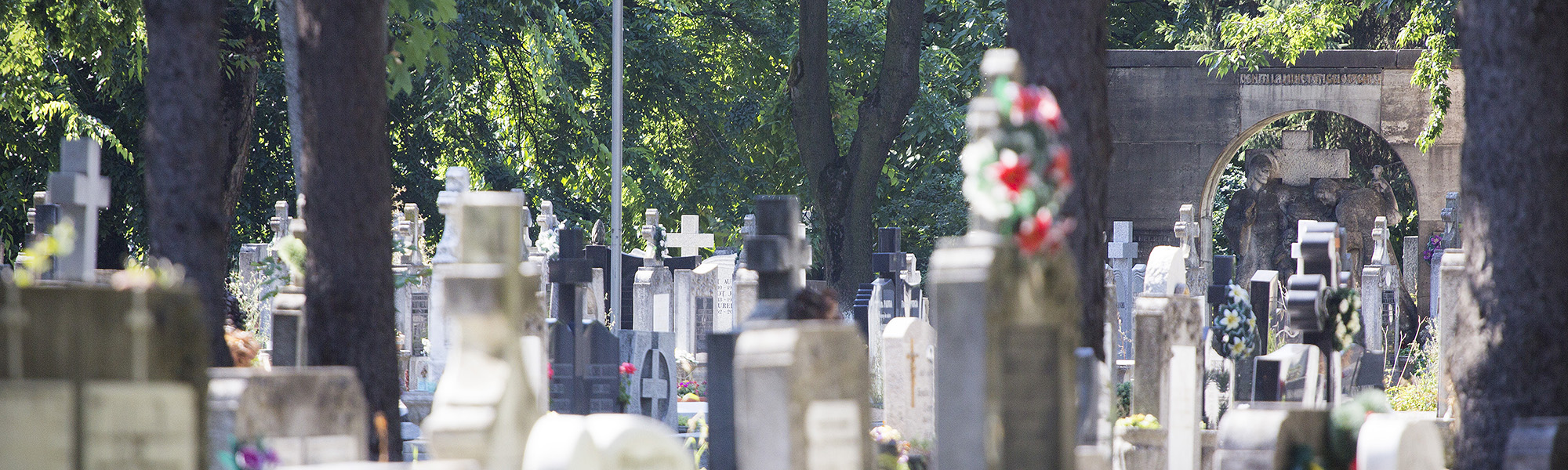 A debreceni és nagyváradi temetőkben már e hét végétől hosszított nyitvatartási renddel várják a megemlékezőket