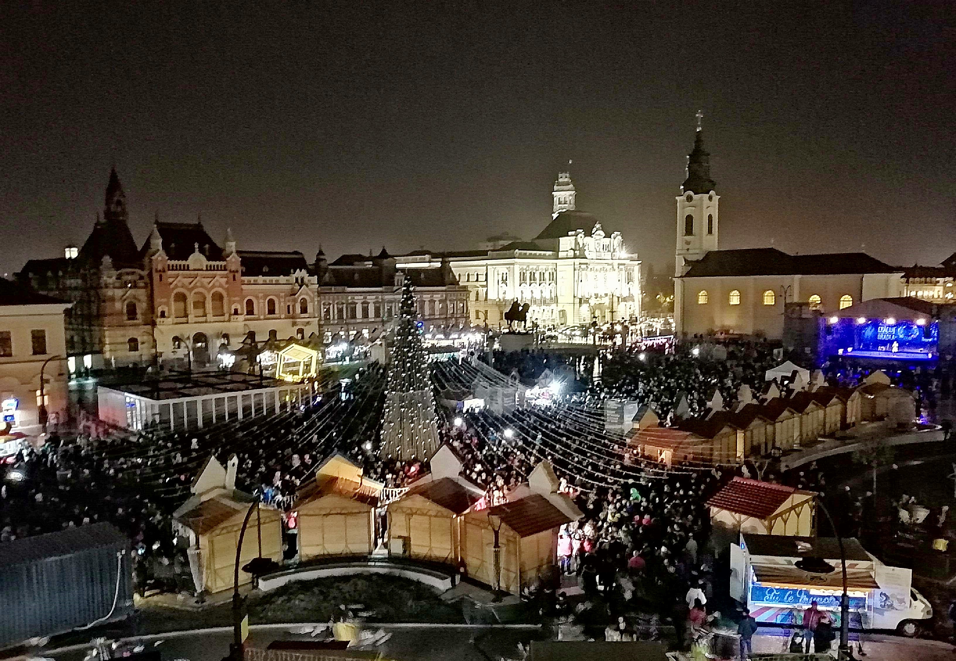 Kigyúltak az ünnepi fények Nagyváradon - Megnyílt a karácsonyi vásár, de az óriáskerékre még várni kell