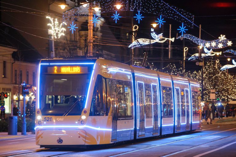 Idén is elindul az adventi élőzenés fényvillamos