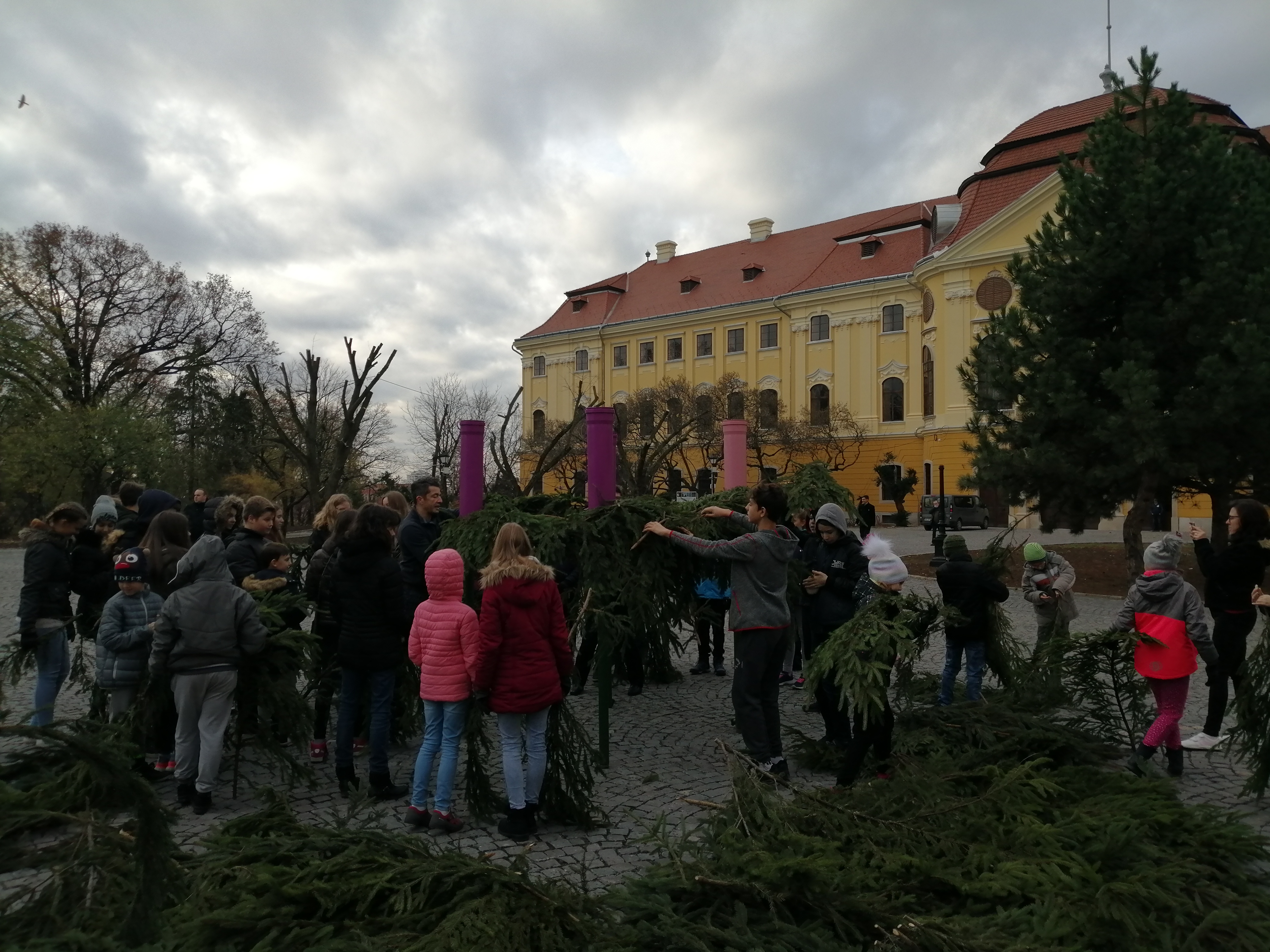 Közösen készítették el az egyházmegye legnagyobb adventi koszorúját