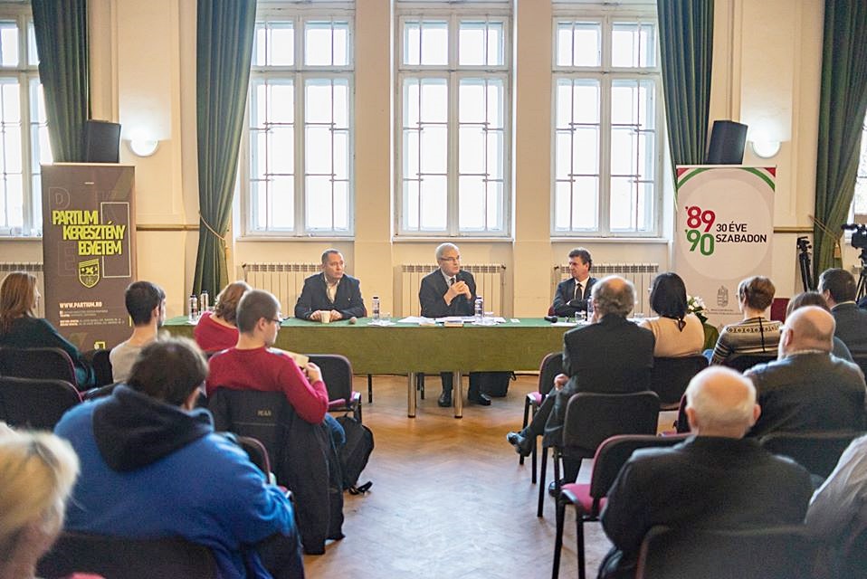 Tőkés László áll a romániai forradalom harmincadik évfordulójára emlékező rendezvények központjában