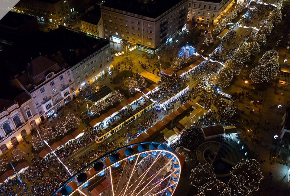 Felragyogtak a fények Debrecen utcáin - Meggyújtották a városi adventi koszorú első gyertyáját is