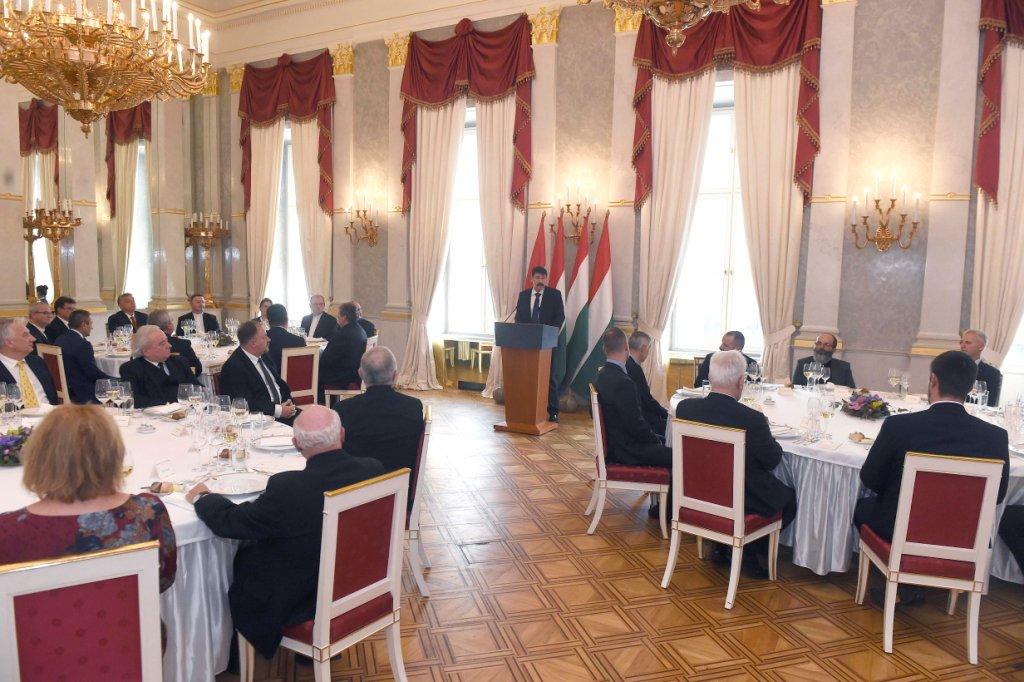 Áder János köztársasági elnök az anyaországi és külhoni magyar egyházi vezetőknek adott adventi díszebédet