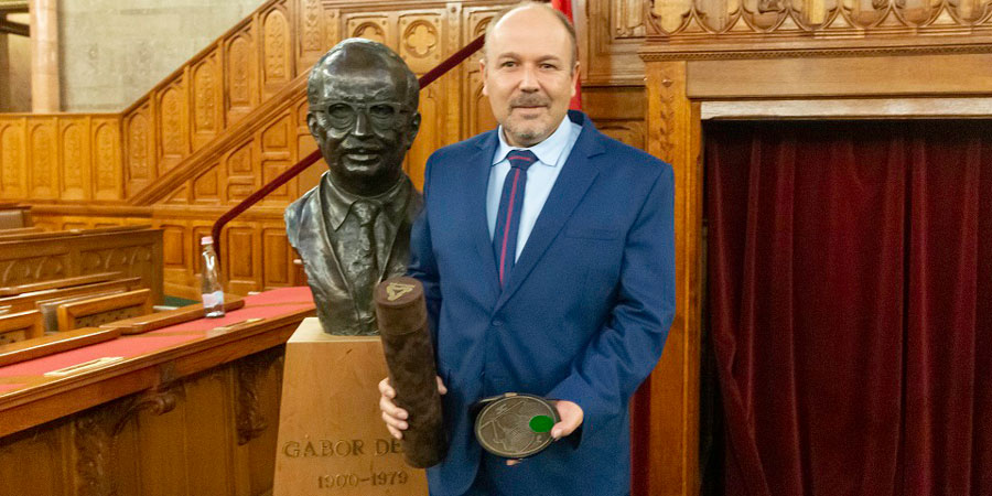 Gábor Dénes-díjat kapott Veres Mihály, debreceni fizikus