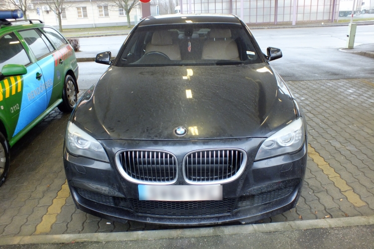 Utánfutón vitte a körözött BMW-t