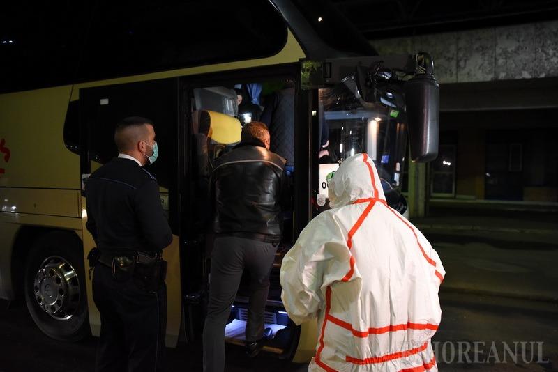 Borsnál lépte át a határt az Olaszországból hazatért diákokat szállító busz - Az iskolások mától otthoni karanténban lesznek