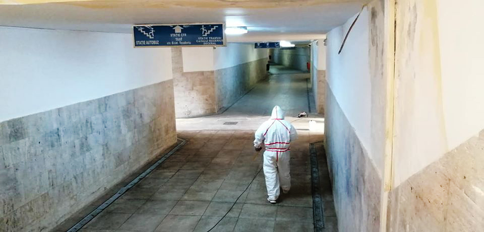 Cserélik a kopott, megrepedezett burkolatot a nagyállomás előtti aluljáróban Nagyváradon