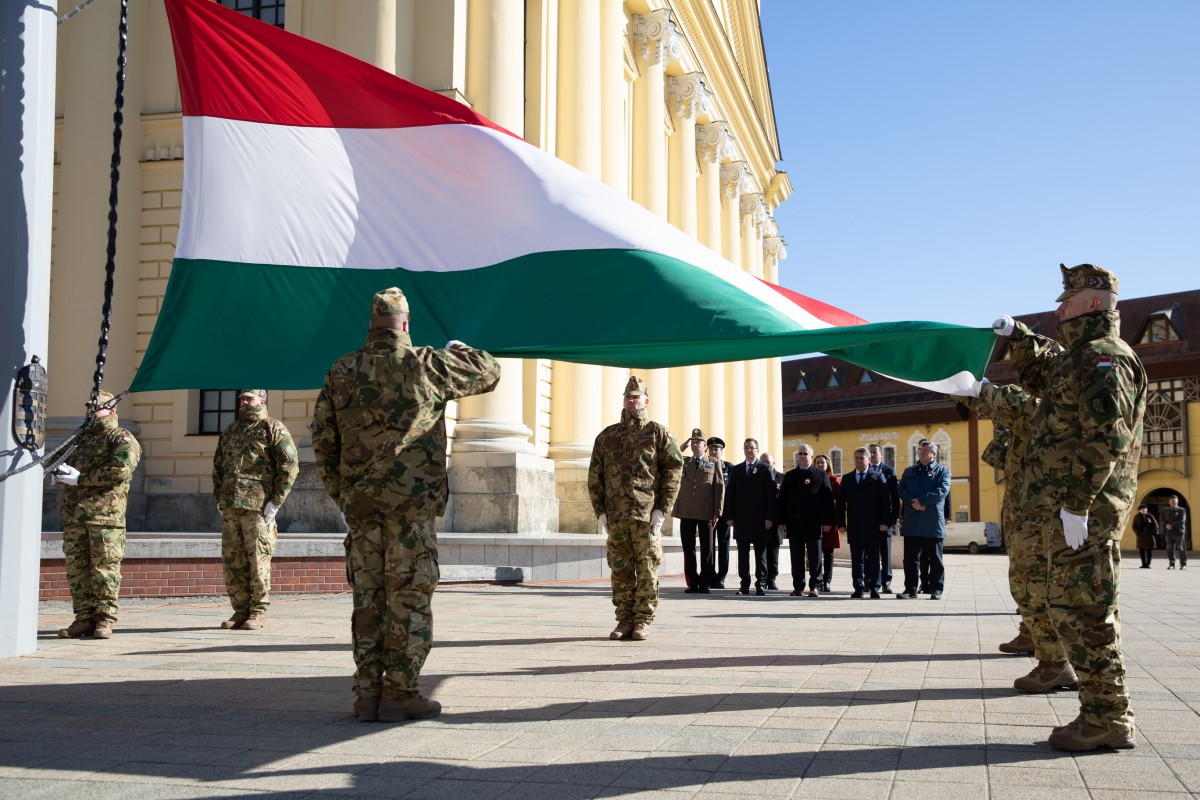Csöndes főhajtás a Kossuth-szobornál