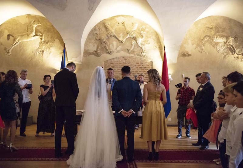 Felfüggesztik az esketést Nagyváradon