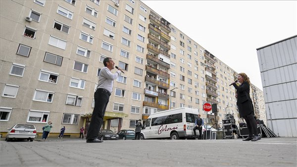 A debreceni színház énekkara szórakoztató műsort adott a Vénkerti-lakótelepen