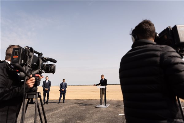 Szijjártó: a debreceni BMW-gyár meg fog épülni