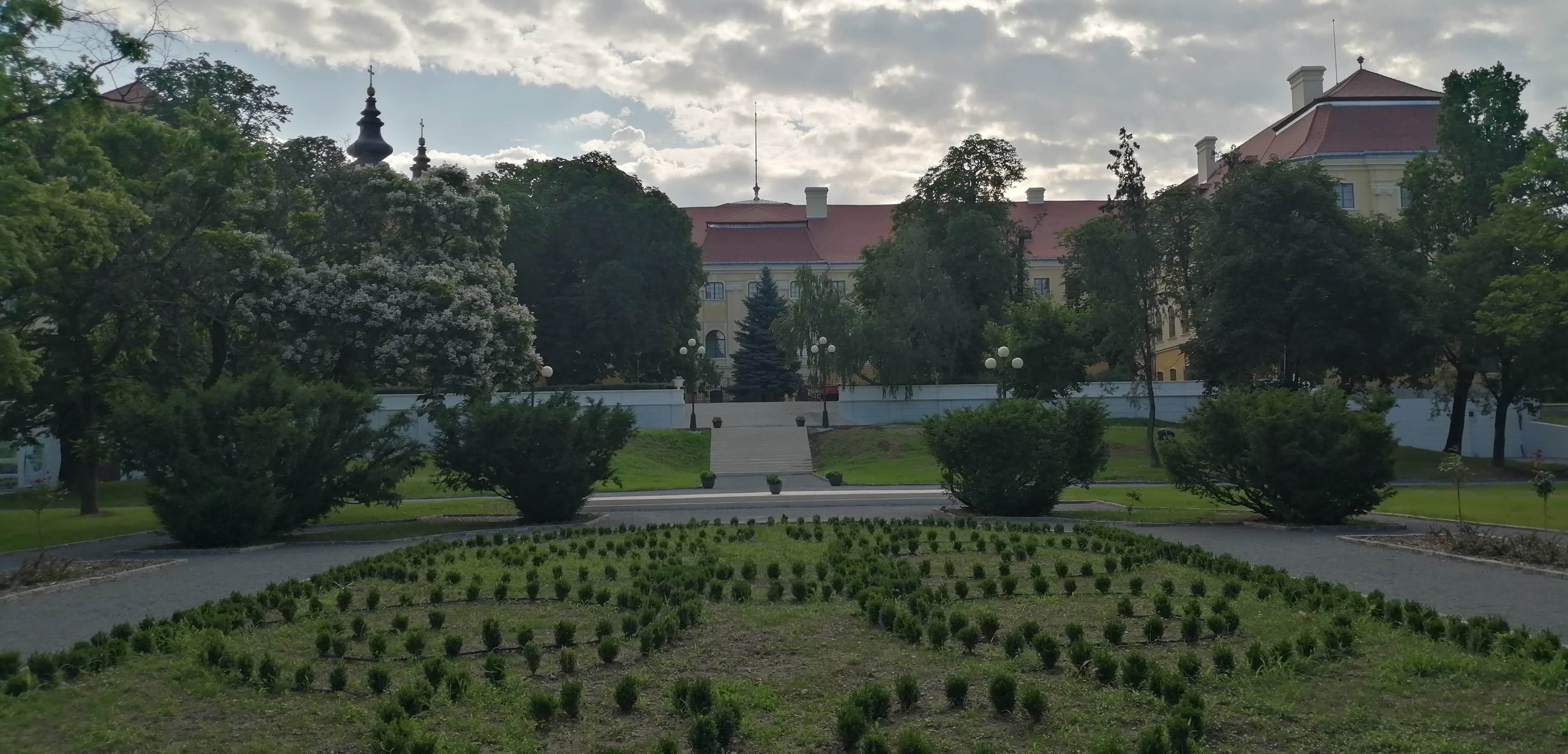 Megállapodást kötött a nagyváradi önkormányzat és a római katolikus püspökség a barokk palota parkjának használatáról