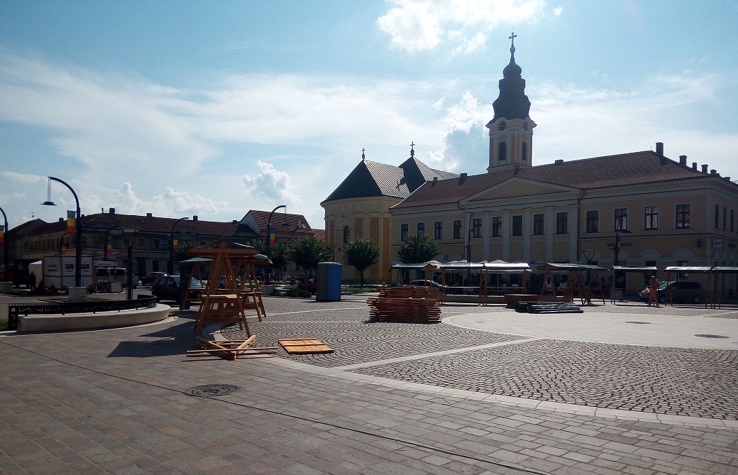 Már készülnek a holnapi vásárra a Szent László téren