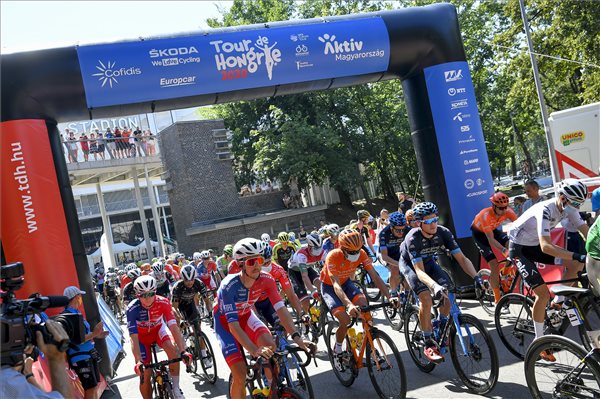 Elrajtolt a mezőny a Tour de Hongrie országúti kerékpáros körverseny Debrecen-Hajdúszoboszló szakaszán