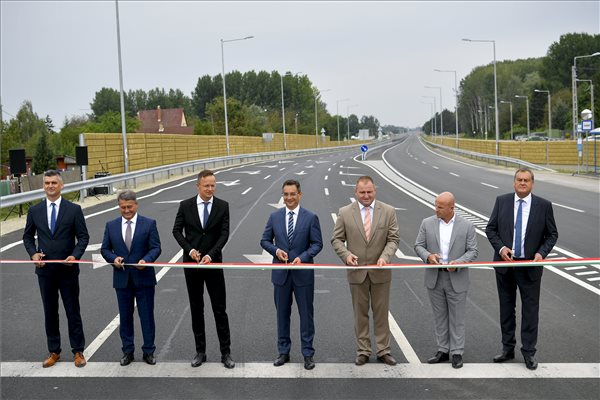 Átadták a 471. számú főút Debrecen-Hajdúsámson közötti, négysávosított szakaszát