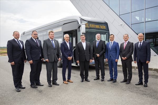 Elindult a magyar Zöld Busz Program - Debrecenbe első körben 12 elektromos jármű érkezik
