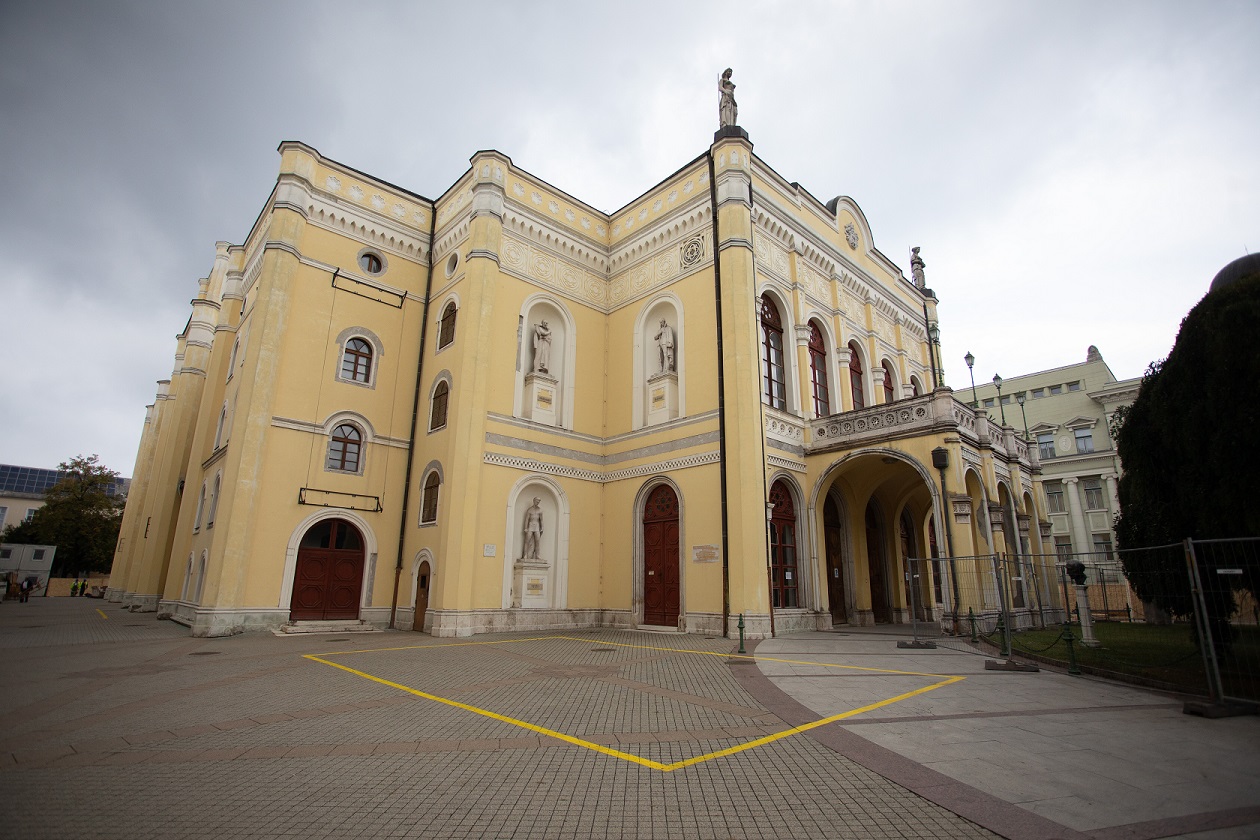 Megkezdődött a Csokonai Színház felújítása
