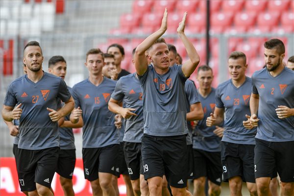 A Nagyerdei Stadion gyepére érkező Dzsudzsákot vastapssal fogadták a nézők