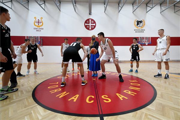 Sportcsarnokot avattak a debreceni görögkatolikus iskolában