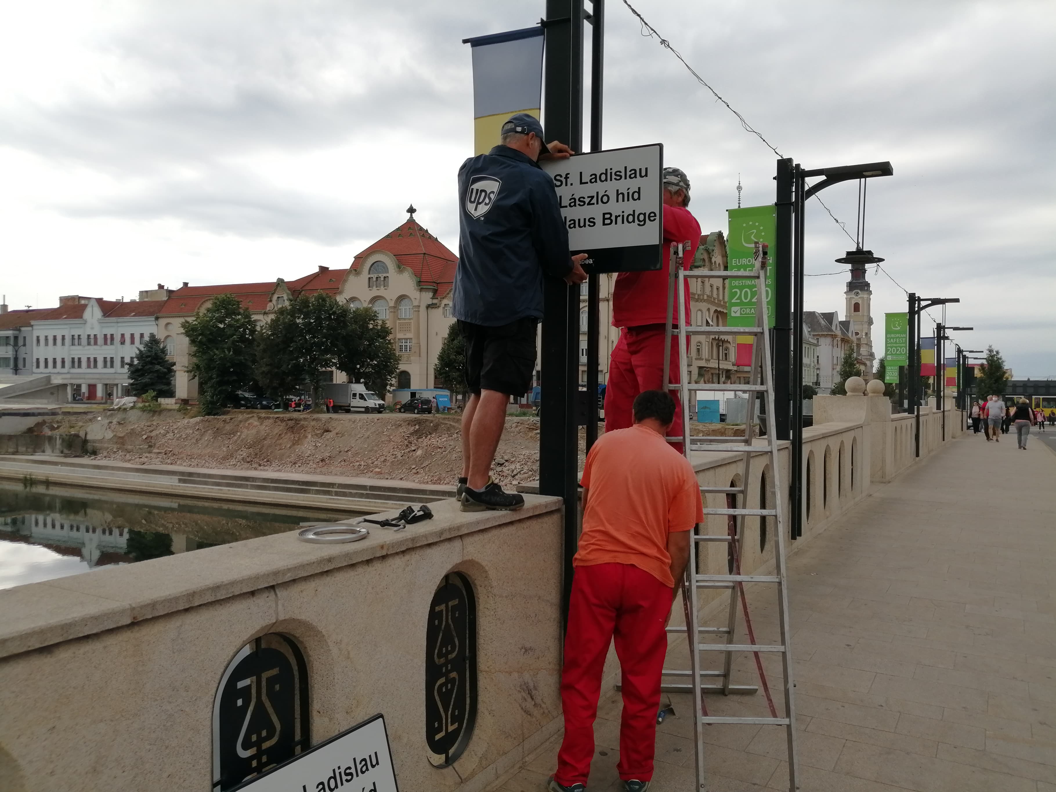 Mától Szent László híd: Nagyvárad központi hídjára magyar nyelven is felkerült a felirat