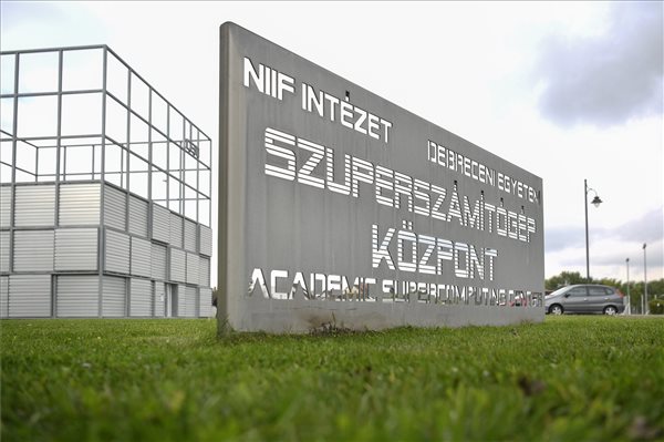 Szuperszámítógépet telepítenek a Debreceni Egyetemre