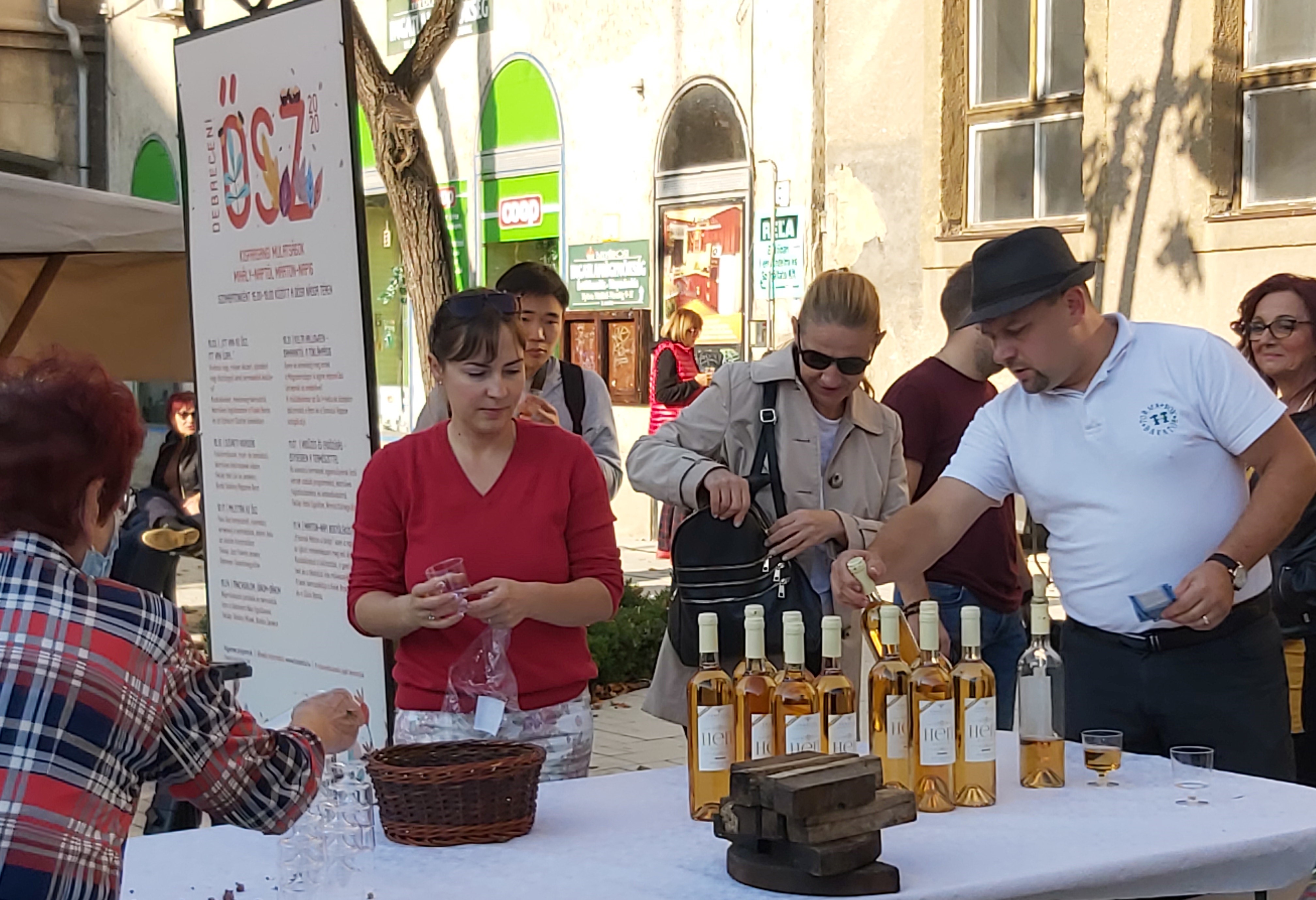 Szüreti vigasság volt Debrecen belvárosában, bihardiószegi bakator szőlővel, -musttal, -borral és zenével