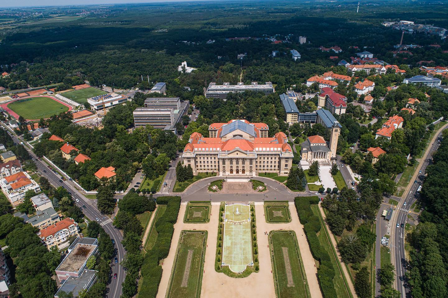 Hibrid oktatást vezetnek be a Debreceni Egyetemen hétfőn