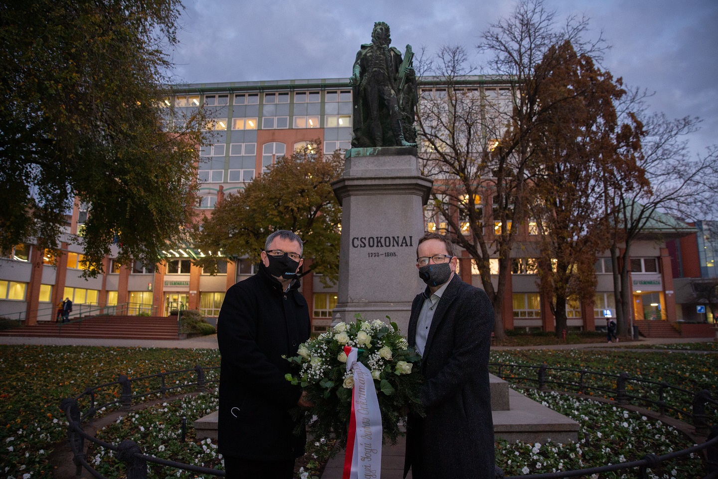 Csokonai szobor koszorúzás