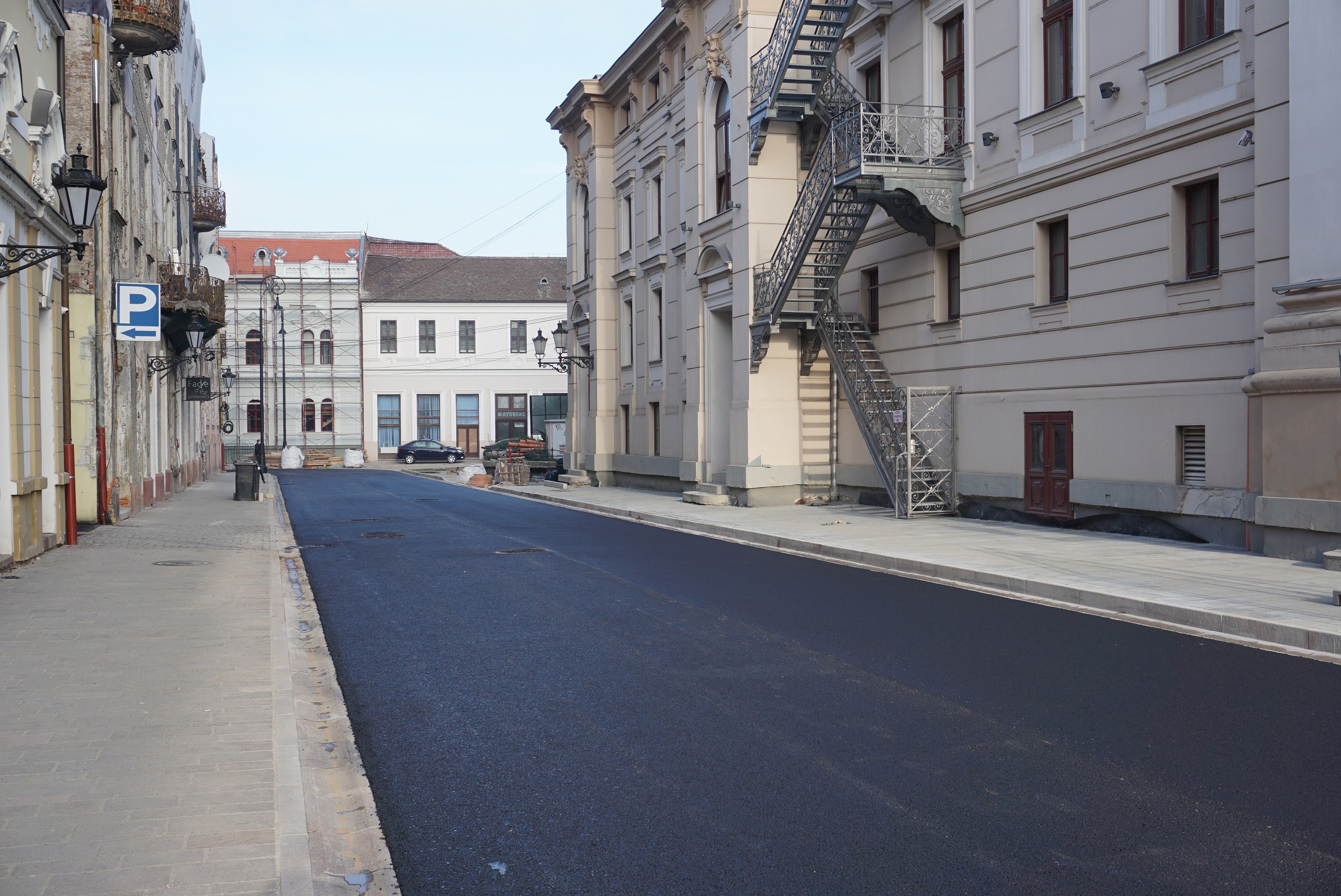 Végéhez közeledik a nagyváradi Bémer tér felújítása, elkészült az útburkolat a Színház utcán