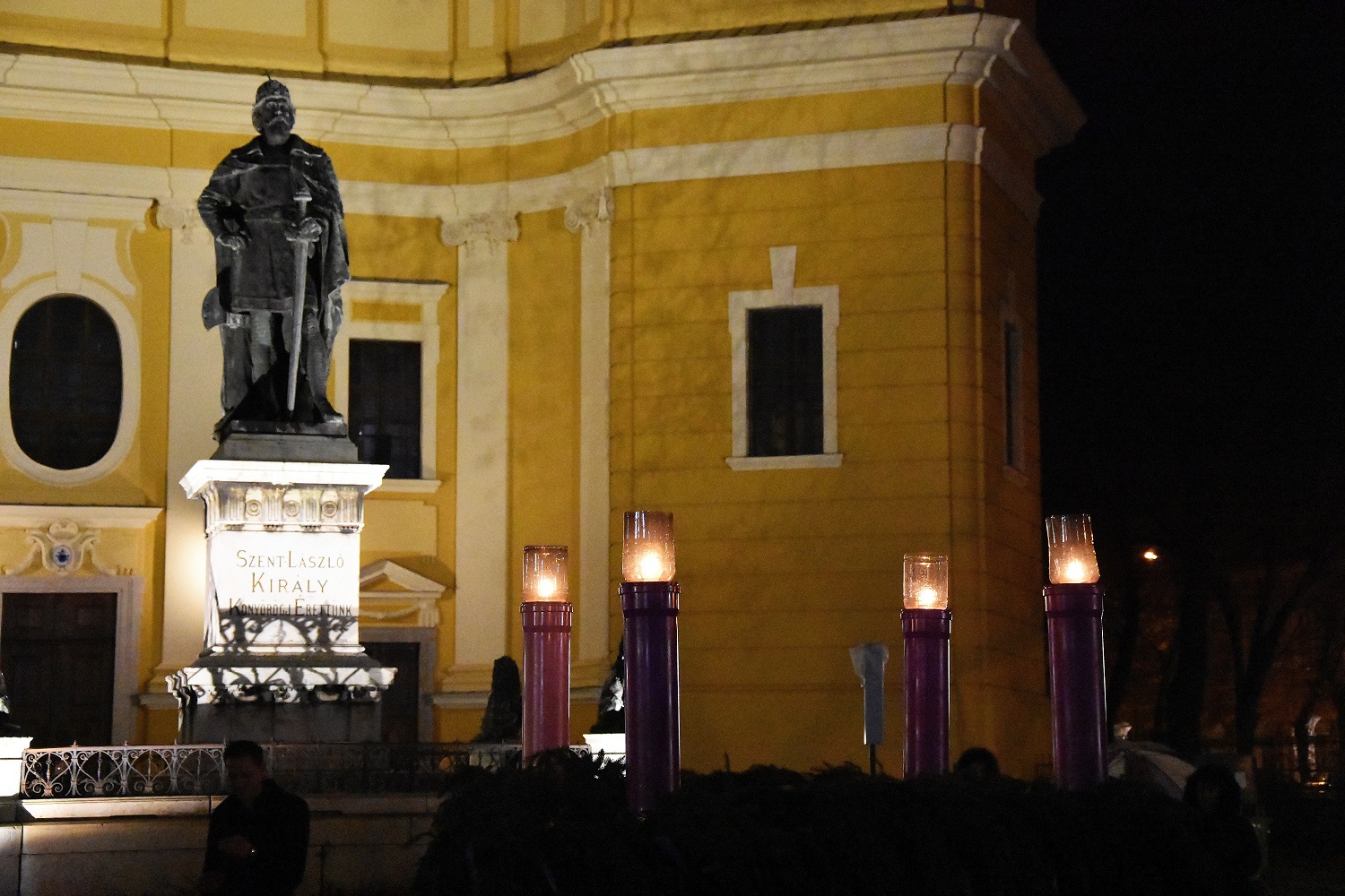 Adventi gyertyagyújtás a nagyváradi székesegyház előtti téren