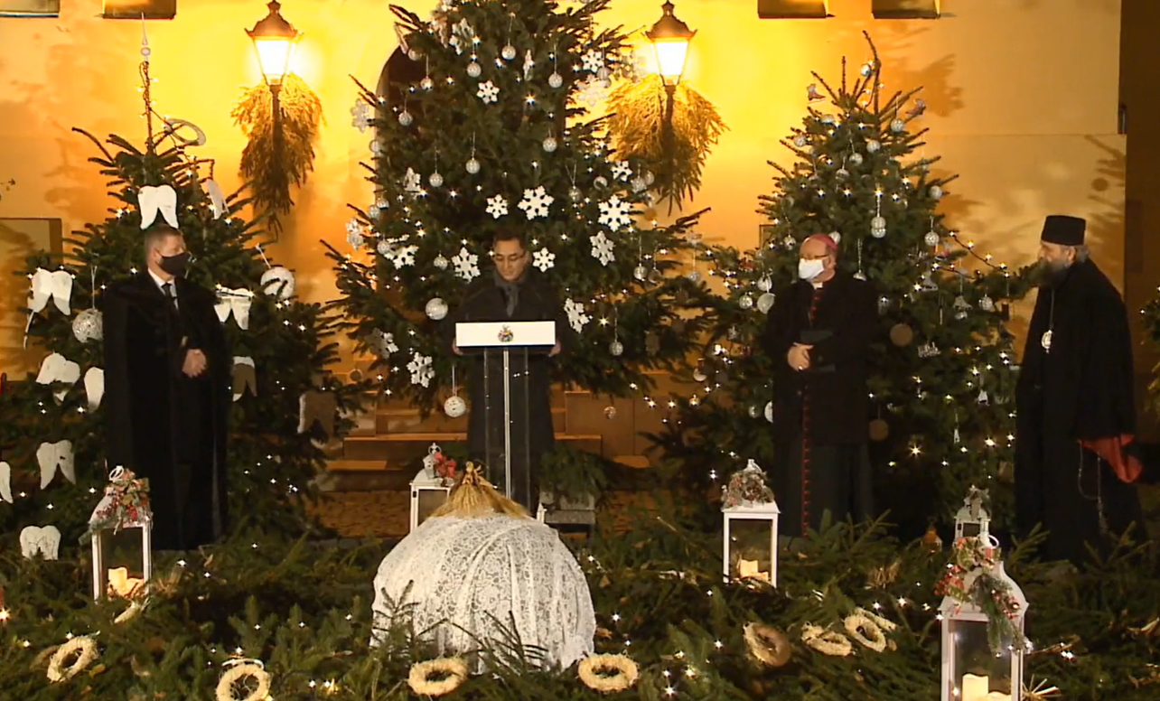 Meggyújtották az első gyertyát Derbecen adventi koszorúján - Felragyogtak a város ünnepi fényei is