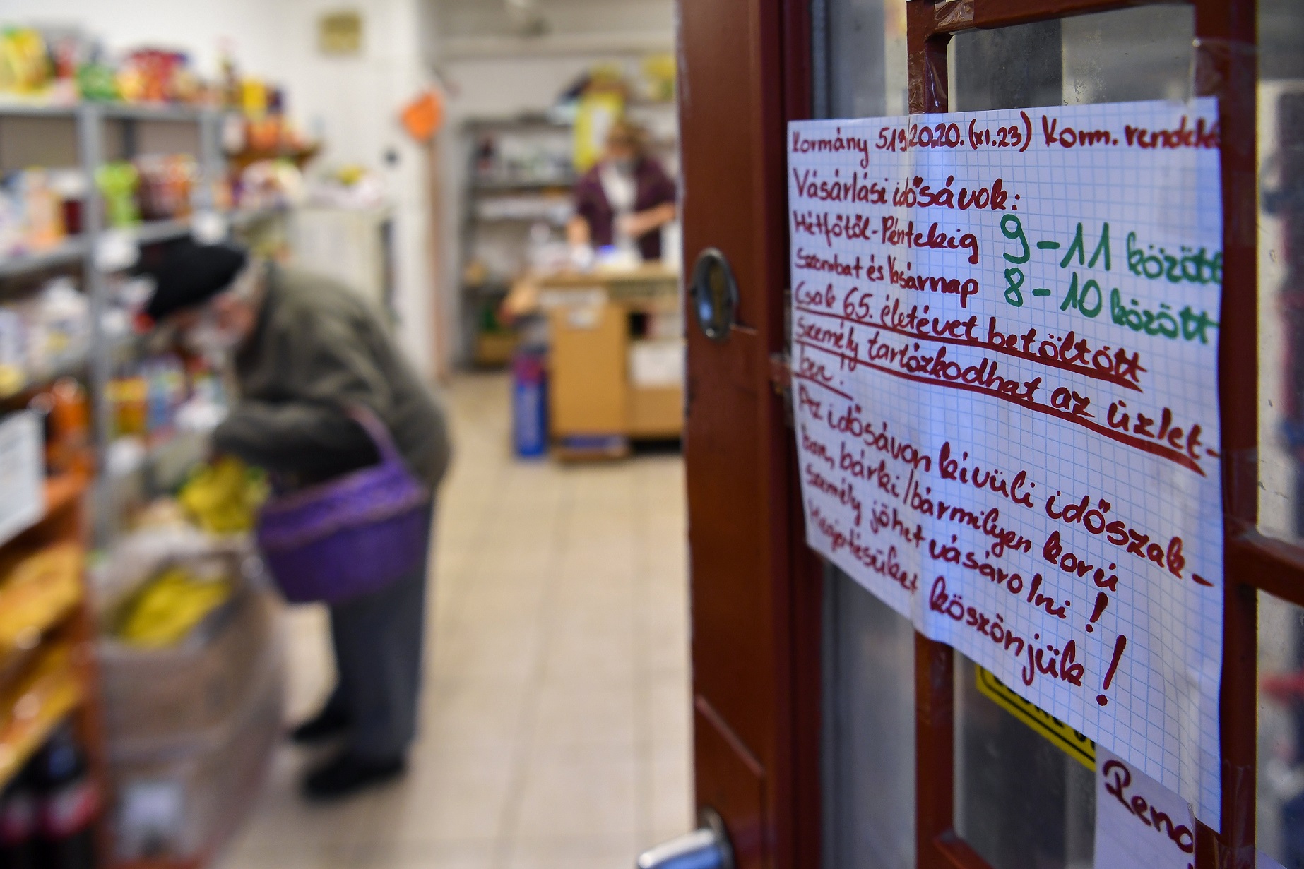Ismét bevezetik az idősek vásárlási sávját