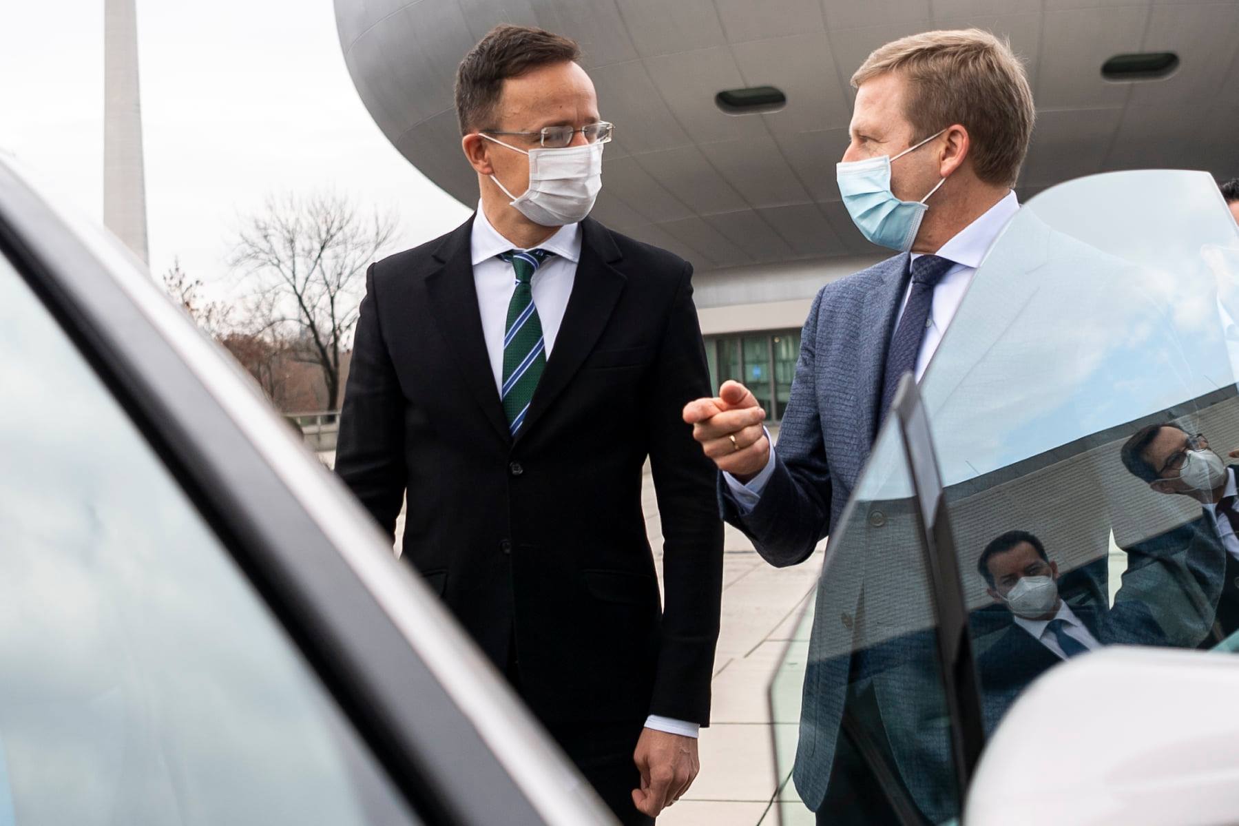 Szijjártó: Debrecen lesz a kulcspontja a BMW elektromobilitási stratégiájának
