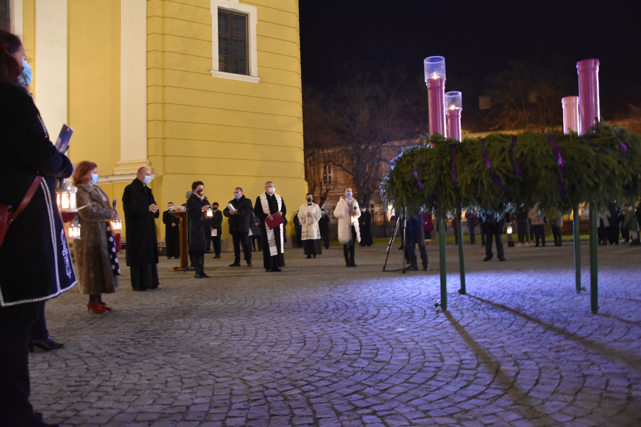 Nagyváradon egy tanárnő gyújtotta meg a székesegyház előtti adventi koszorú második gyertyáját