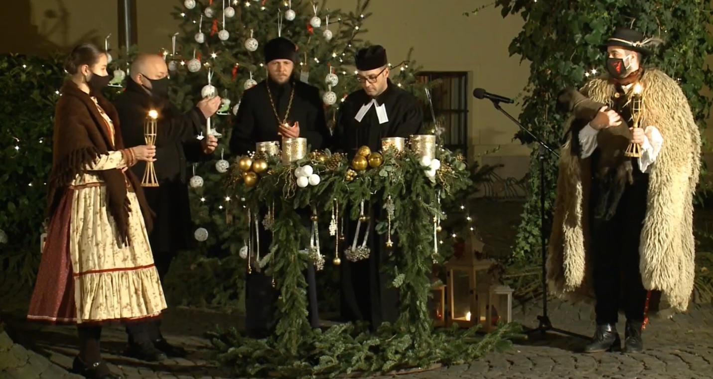 Adventi gyertyagyújtás - Fellobbant a remény lángja Debrecenben