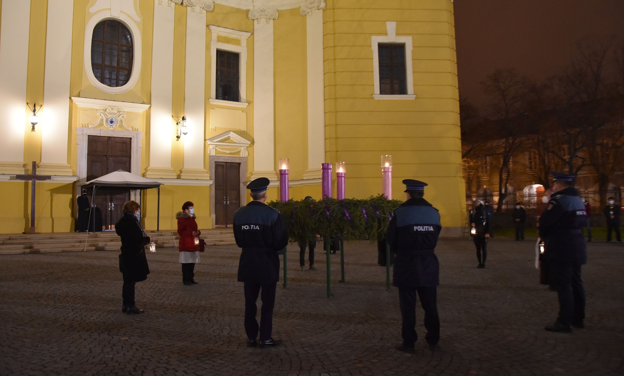Rendőr gyújtotta meg az adventi koszorú harmadik gyertyáját a nagyváradi székesegyház előtt