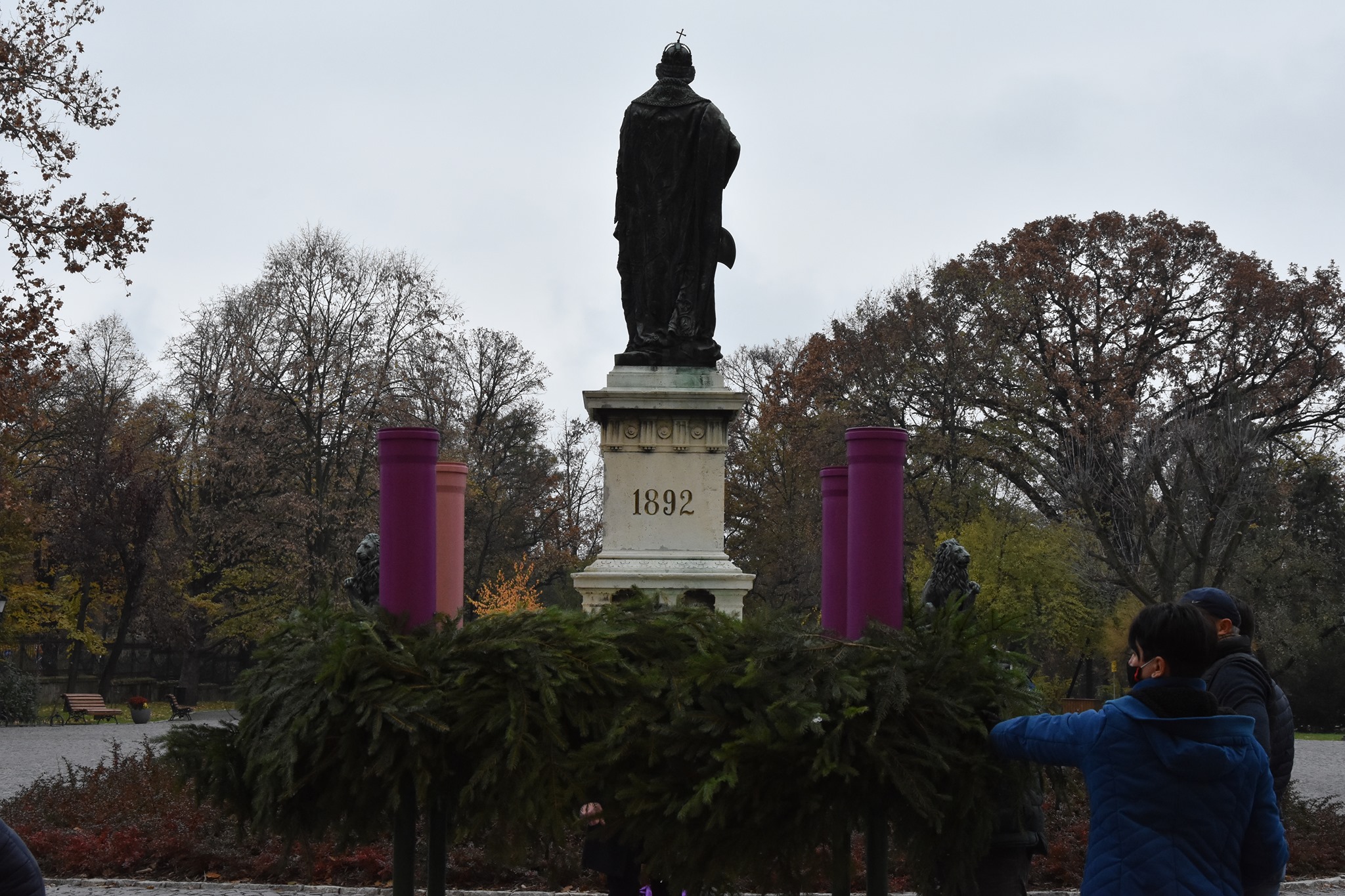 Adventi gyertyagyújtás a székesegyház előtti téren