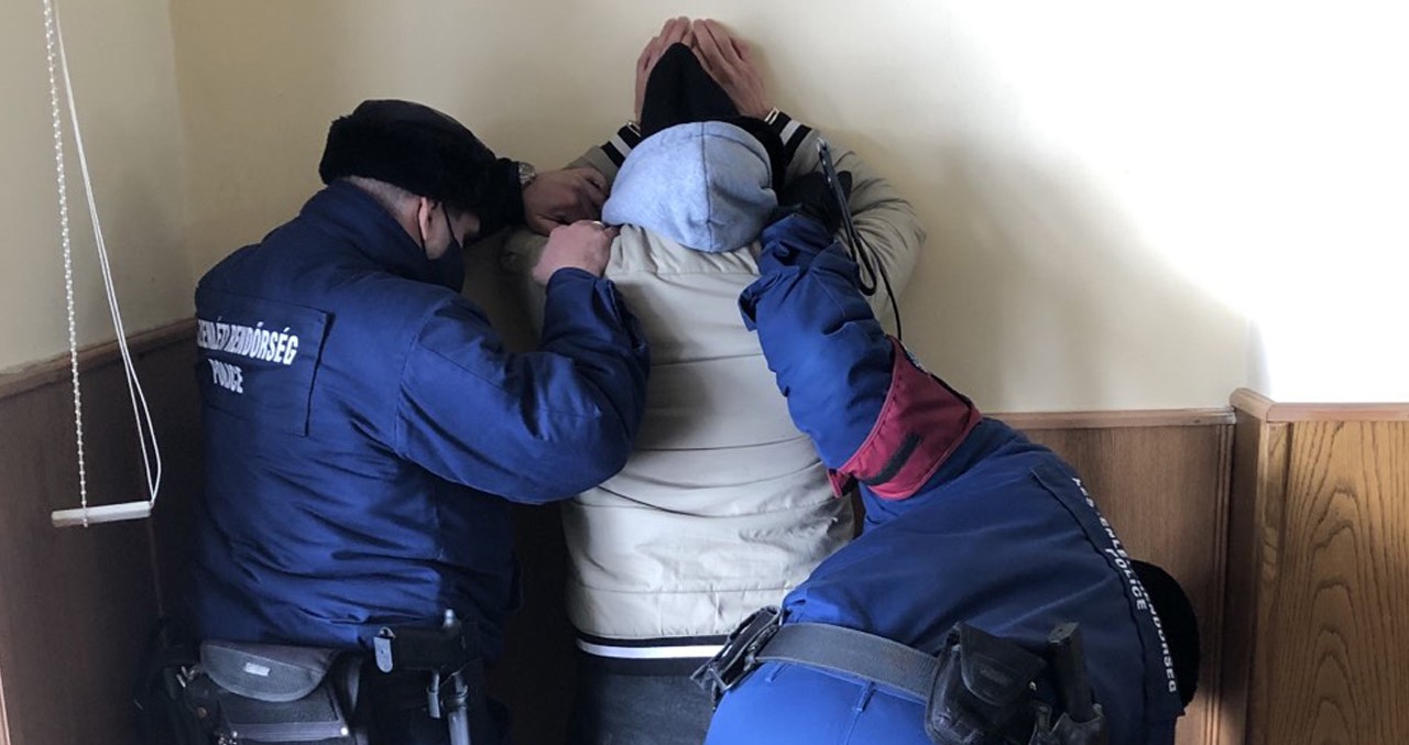 Embercsempészet miatt körözött román férfit adtak át Magyarországnak