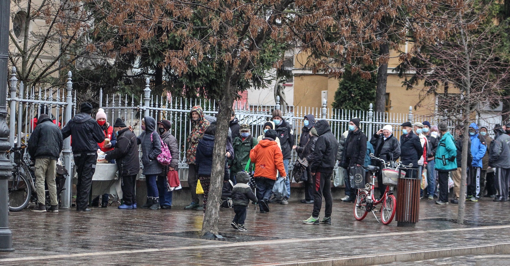 Egy tál meleg étel - rászorulókon segít a nagyváradi Caritas Catolica Segélyszervezet
