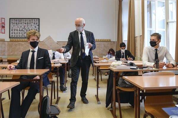 Megkezdődtek az írásbeli érettségi vizsgák