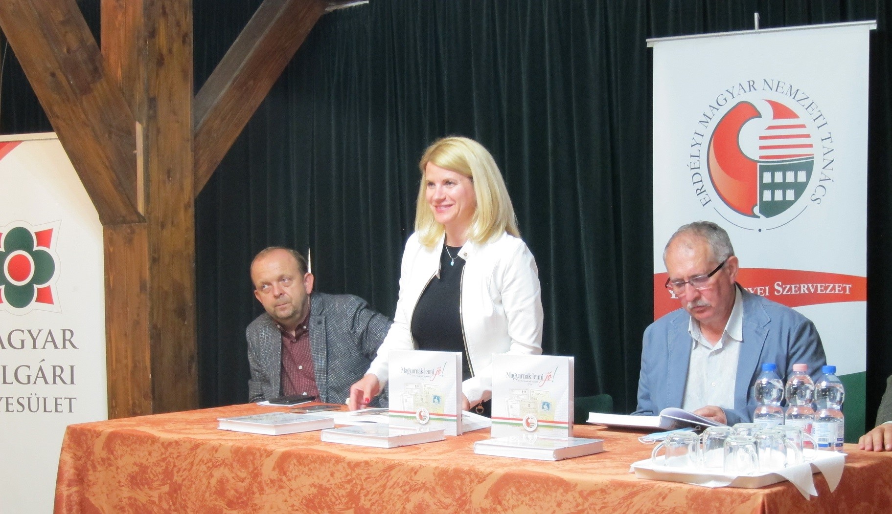 Bemutatták Nagyváradon a Magyarnak lenni jó című kötetet